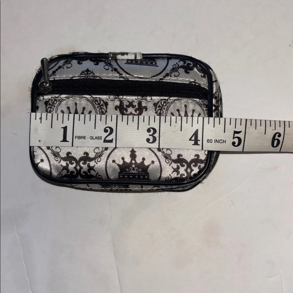 FASHION SMART BRAND SILVER AND BLACK CROWN DESIGN COIN PURSE FULL ZIP CLOSURE